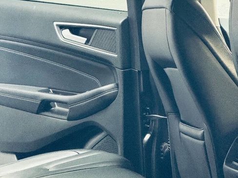 Used 2017 Ford Edge Titanium image 9