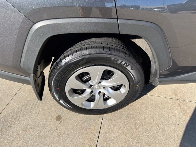 Used 2022 Toyota RAV4 LE AWD/4WD image 14