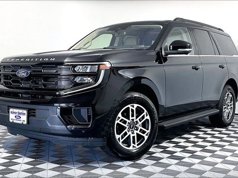 Used 2025 Ford Expedition Active RWD image 2
