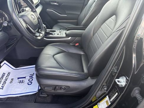 Used 2024 Toyota Highlander XLE AWD/4WD image 19