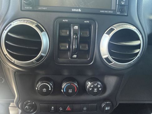 Used 2018 Jeep Wrangler Unlimited Sahara AWD/4WD image 15