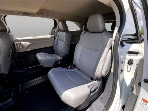 Used 2024 Toyota Sienna XLE FWD image 21