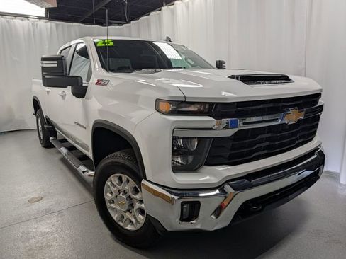 Used 2025 Chevrolet Silverado 2500 LT image 2