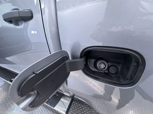 Used 2025 Chevrolet Silverado 1500 Custom image 38