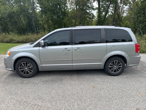 Used 2017 Dodge Grand Caravan SXT FWD image 3