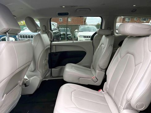 Certified 2021 Chrysler Voyager Lxi image 11