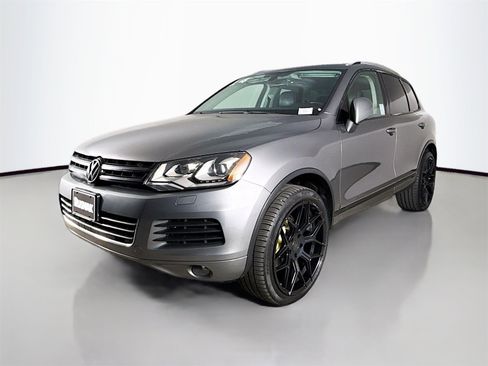 Used 2014 Volkswagen Touareg VR6 image 3