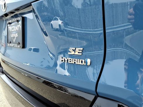 Used 2022 Toyota RAV4 SE w/ Convenience Package image 7