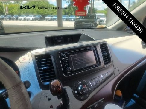 Used 2013 Toyota Sienna XLE FWD image 7