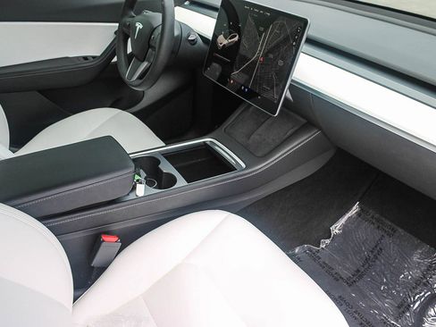 Used 2022 Tesla Model Y Performance image 17