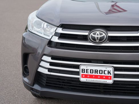 Used 2017 Toyota Highlander LE w/ Carpet Mat Package AWD/4WD image 9