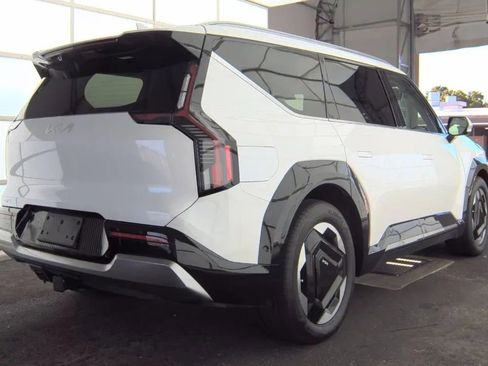 Used 2024 Kia EV9 Land AWD/4WD image 3