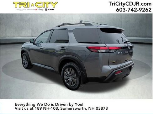 Used 2022 Nissan Pathfinder SV w/ SV Premium Package image 3