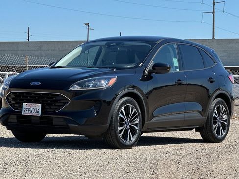 Used 2022 Ford Escape SE w/ SE Sport Appearance Package image 9