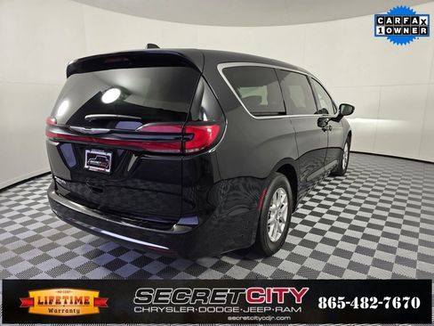 Used 2024 Chrysler Pacifica Touring-L image 7