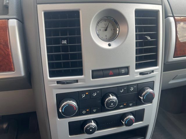 Used 2009 Chrysler Town & Country Touring w/ Family Value Group FWD image 17