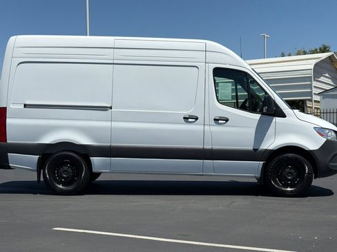 Used 2025 Mercedes-Benz Sprinter 2500 image 2
