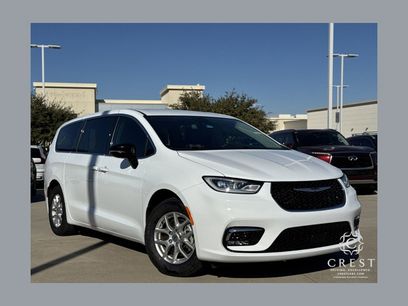Used 2024 Chrysler Pacifica Touring-L