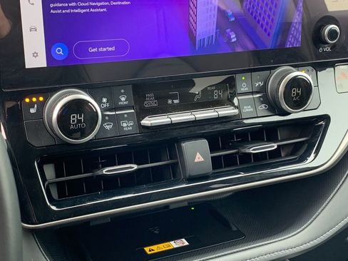 Used 2024 Toyota Highlander XLE image 27