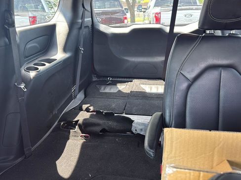 Used 2025 Chrysler Pacifica Select FWD image 16