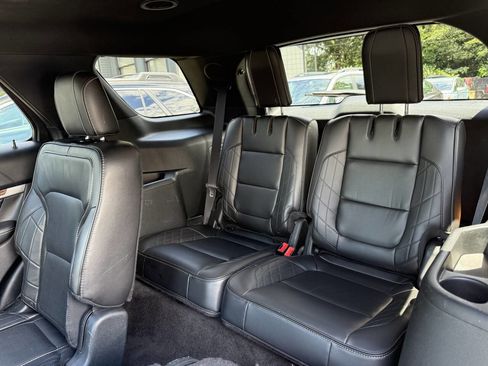 Used 2018 Ford Explorer Platinum image 11
