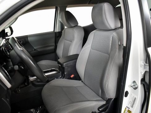 Certified 2022 Toyota Tacoma SR image 9