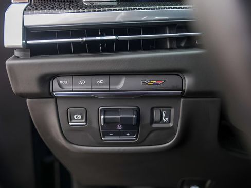 Certified 2025 Cadillac Escalade ESV V AWD/4WD image 15
