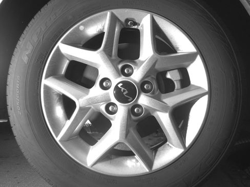 Used 2025 Kia Soul LX w/ LX Technology Package FWD image 13