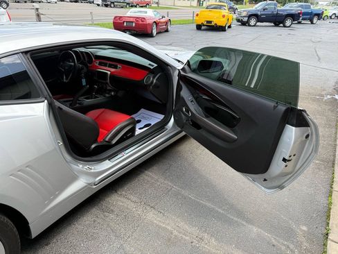 Used 2015 Chevrolet Camaro SS w/ Commemorative Special Edition RWD image 35