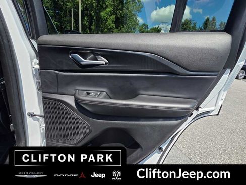 Used 2024 Jeep Grand Cherokee Laredo AWD/4WD image 17