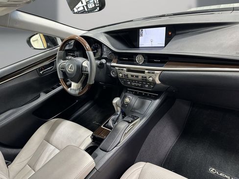 Used 2018 Lexus ES 350 w/ Luxury Package w/Wood Trim FWD image 16