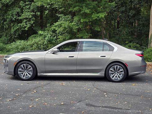 Used 2024 BMW i7 eDrive50 w/ Executive Package RWD image 3
