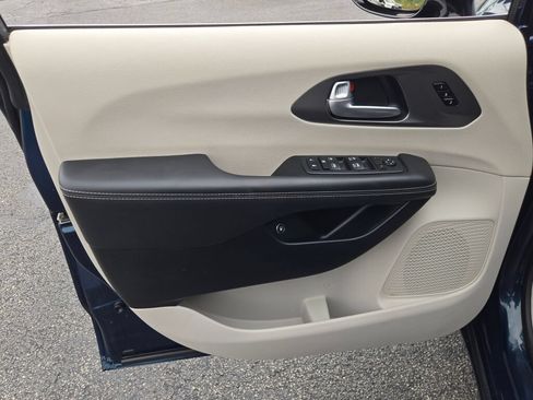Certified 2024 Chrysler Pacifica Limited FWD image 27