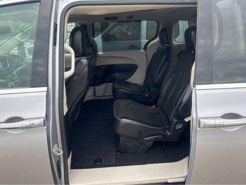 Used 2019 Chrysler Pacifica Limited image 11