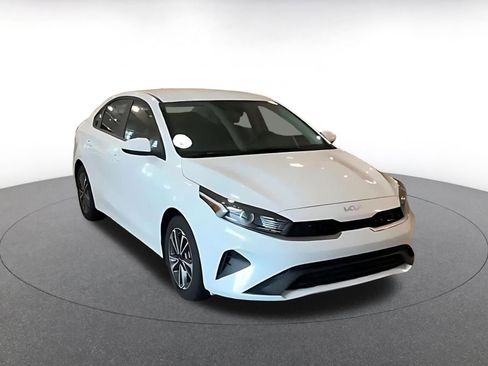 Used 2024 Kia Forte LXS FWD image 3