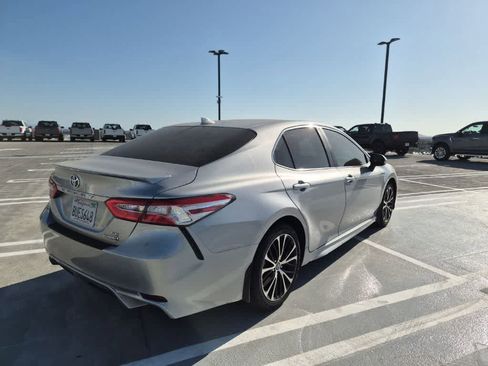 Used 2020 Toyota Camry SE FWD image 5