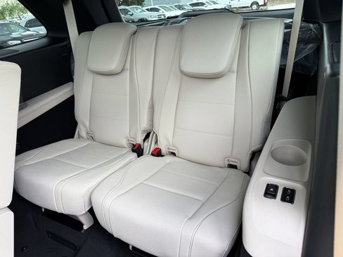 Used 2025 Mercedes-Benz GLS 450 4MATIC image 6