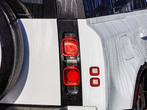 Used 2024 Land Rover Defender 110 X-Dynamic SE image 10