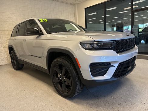 Used 2023 Jeep Grand Cherokee Altitude AWD/4WD image 9