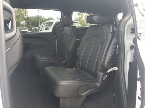 New 2026 Chrysler Pacifica Select image 7