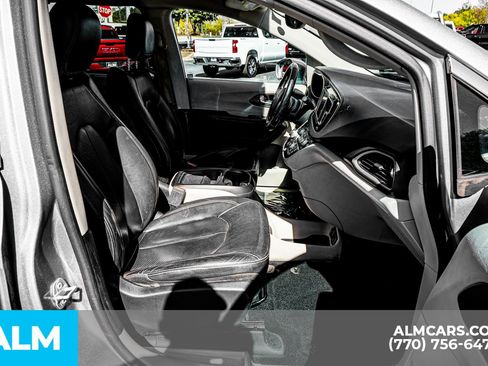 Used 2019 Chrysler Pacifica Touring-L image 24