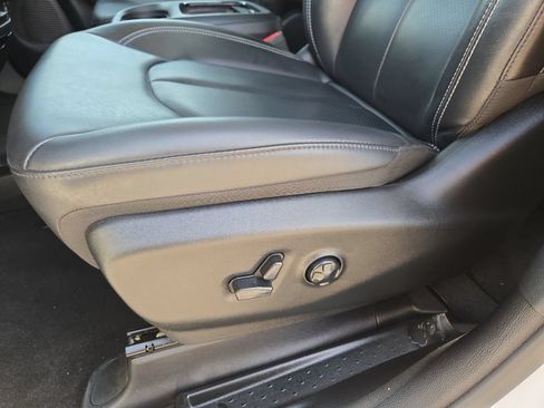 Used 2023 Chrysler Pacifica Touring-L w/ Uconnect Theater Family Group AWD/4WD image 21