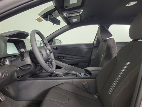 Used 2025 Hyundai Elantra Sport image 33