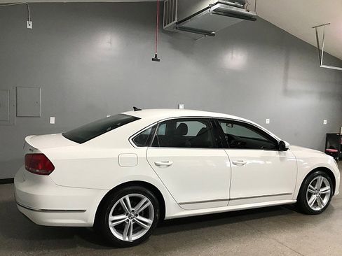 Used 2015 Volkswagen Passat 1.8T SEL Premium FWD image 3