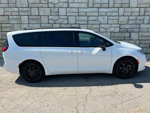 Used 2023 Chrysler Pacifica Limited w/ S Appearance Package AWD/4WD image 6