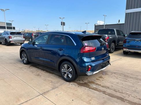 Used 2020 Kia Niro LXS FWD image 2