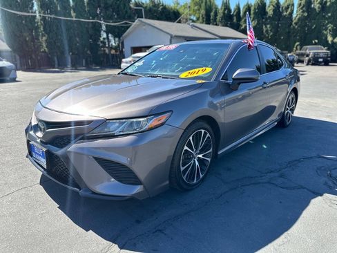 Used 2019 Toyota Camry SE FWD image 3