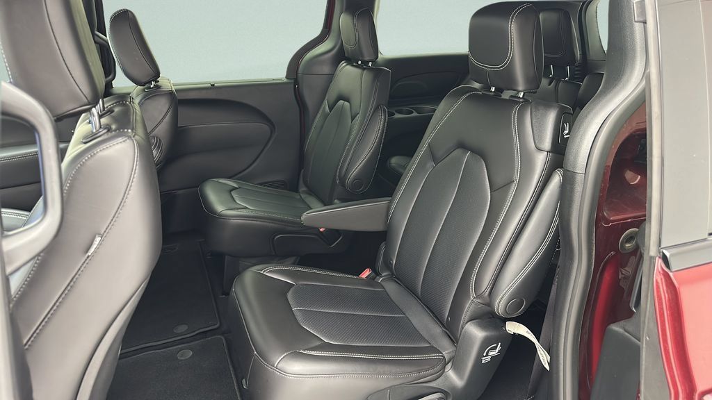 Used 2023 Chrysler Pacifica Touring-L w/ S Appearance Package AWD/4WD image 9