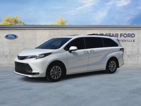 Used 2025 Toyota Sienna XLE AWD/4WD image 4