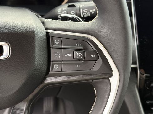 Used 2024 Jeep Grand Cherokee Laredo AWD/4WD image 26